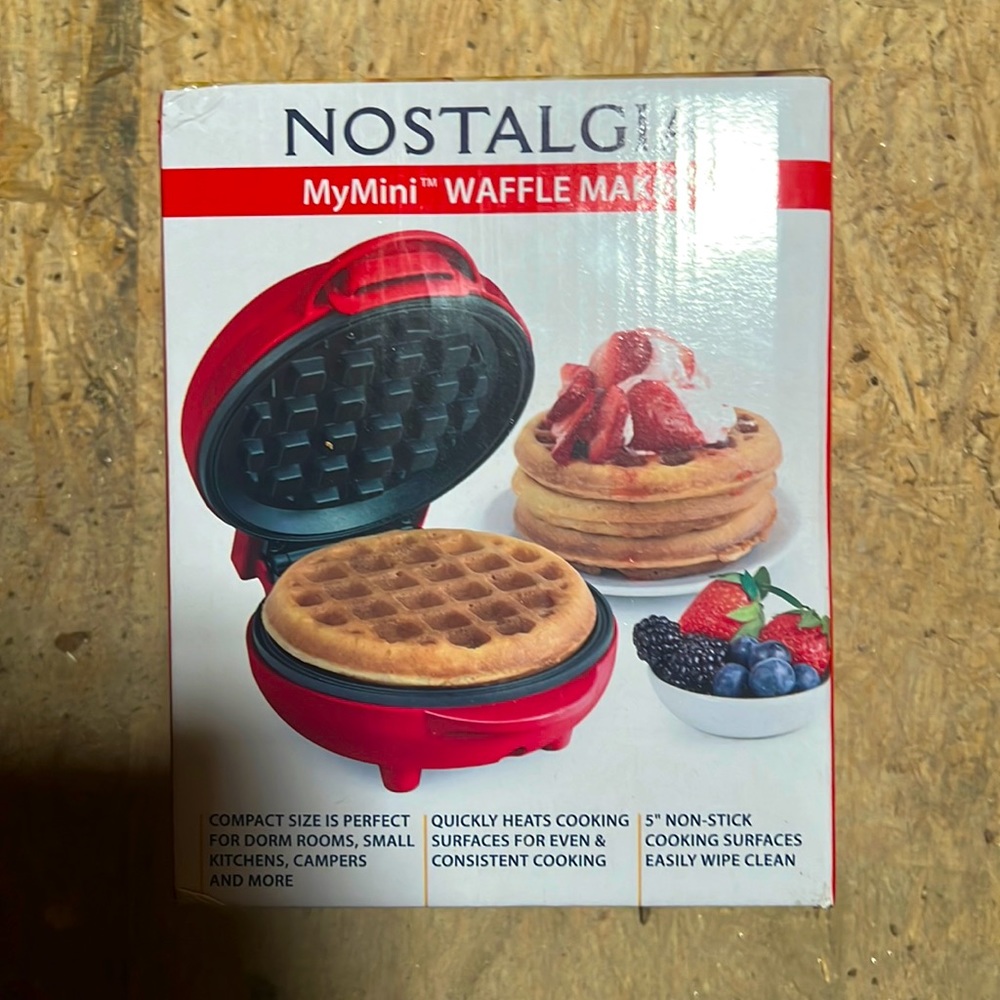 NWOT Nostalgia MyMini Waffle Maker